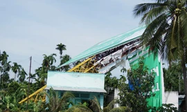 Biển quảng cáo đè vào nhà chị Lộc. Ảnh: Nguyệt Triều