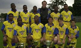 Ông Peter Moring (giữa) và các cầu thủ trẻ.