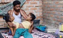 Dù kém tuổi Ganga và Jamuna Mondal nhưng anh Jasimuddin Ahmad muốn đem hạnh phúc tới cho hai phụ nữ thiệt thòi. Ảnh: Mirror 