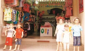 Cửa hàng bán quần áo trẻ em vắng hoe trong “tháng cô hồn”. 