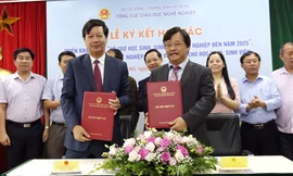 Tổng Cục trưởng Tổng cục GDNN Nguyễn Hồng Minh và Phó Chủ tịch Vingroup Lê Khắc Tiệp ký Biên bản hợp tác triển khai đề án Hỗ trợ sinh viên nghề khởi nghiệp, hồi tháng 7/2019.