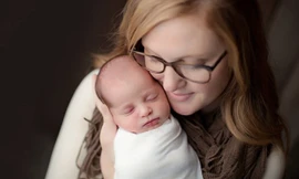 Tina hạnh phúc bên con gái bé bỏng chào đời từ phôi thai đông lạnh suốt 24 năm. Ảnh: Daily Mail.