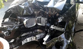 Đầu xe BMW bẹp dúm sau cú đâm mạnh vào gốc cây. Ảnh: Xuân Thắng.