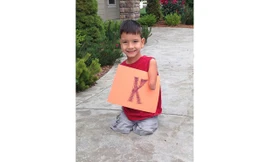 Bé Bowen được vợ chồng cô Doven Toomey, người Mỹ, nhận nuôi từ một nhà trẻ mồ côi ở Serbia lúci 18 tháng tuổi. Ảnh: Today