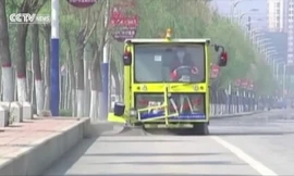 Công nhân vệ sinh chế tạo xe làm sạch đường phố