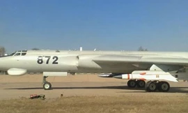 Tên lửa chống tàu siêu thanh YJ-12 lắp trên máy bay ném bom chiến lược H-6.