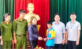 Dũng trả lại túi vàng cho người đánh rơi. Ảnh: Hoàng Tân