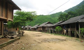 Bản Poọng dưới đỉnh Sài Khao không một bóng người