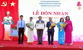 Ông Phạm Đăng Khoa – Hiệu trưởng trường THCS Lê Quý Đôn Quận 3, TP.Hồ Chí Minh cùng đại diện Thầy cô giao của trường nhận Huân chương Lao động hạng Nhì do Chủ tịch nước trao tặng cho trường.