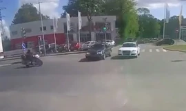 Người văng lên nóc ô tô sau cú đâm kinh hoàng