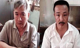 Nguyễn Hoàng Thịnh (trái) và Võ Xuân Dần (phải) tại cơ quan công an