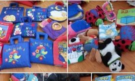 Không chỉ có quần áo, đồ chơi, giày dép, mũ khăn, địu… hàng thùng đều được khách thích mê. 