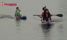 Môn thể thao lướt ván đứng thu hút giới trẻ Hà thành