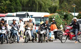 Dịp lễ, hè, du khách thường kéo về Đà Lạt, cũng là lúc xuất hiện lực lượng môi giới các loại dịch vụ