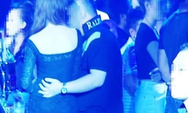 Nhiều cô gái lần đầu đi bar bị dân chơi bỏ thuốc mê vào ly nước cho uống. 