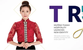 Cặp đôi dân tộc Thái 'náo loạn' phố đi bộ với màn tỏ tình độc đáo