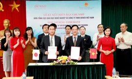 Tổng cục Giáo dục Nghề nghiệp (Bộ LĐ-TB&XH) và Cty TNHH Denso Việt Nam (Nhật Bản) đã ký Biên bản ghi nhớ về tài trợ huấn luyện thí sinh Việt Nam dự thi tay nghề thế giới vào năm sau.