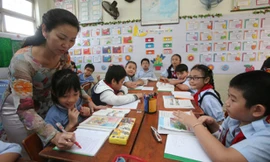 Giáo viên tiểu học là người gây ấn tượng và ảnh hưởng nhiều đến học sinh - Ảnh: Đào Ngọc Thạch