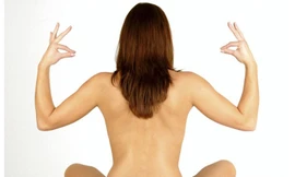 10 kiểu tập yoga khác lạ nhất thế giới