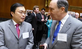 Sherman Katz và anh Lưu Ngọc Khang (trái) đang bàn Flappy Bird - Ảnh: HM