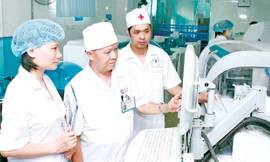 Lãnh đạo khoa duyệt kết quả xét nghiệm trước khi trả người bệnh