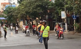  Đoàn "phượt thủ" chặn xe giữa ngã tư một thời gian dài khiến nhiều người bức xúc. (Ảnh cắt từ clip)