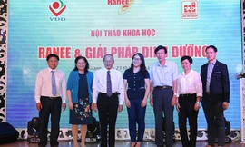 Ảnh lưu niệm giữa lãnh đạo Tập đoàn Sao Mai và lãnh đạo Bệnh viện sản nhi An Giang cùng các diễn giả