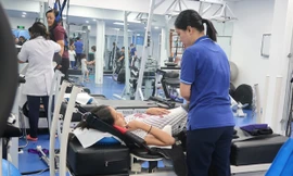 Một bệnh nhân đang điều trị tại phòng khám trị liệu thần kinh cột sống