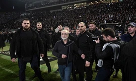 Savvidis lao vào sân để chất vấn trọng tài. Ảnh: AFP.