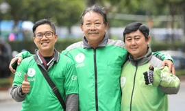 Anh Bình An (ngoài cùng bên trái) thường xuyên gặp gỡ nhiều bác tài có thâm niên để học hỏi thêm kinh nghiệm làm nghề 