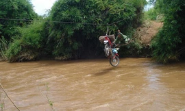 “Cứu hộ” xe máy suýt rơi xuống suối sâu - Ảnh: T.N.Q 