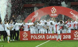 Lewandowski tỏa sáng, Ba Lan giành vé dự World Cup 2018