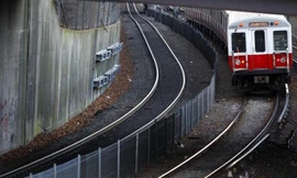 Người cha gọi cảnh sát cứu con gái khi đang trên tàu. Ảnh: Boston Globe