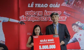  Đại diện nhãn hàng Sâm Alipas-nhà tài trợ chính cho cuộc thi, trao giải nhì trị giá 5.000.000 đồng