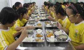 Bữa ăn của học sinh Trường Tiểu học Trưng Trắc (quận 11, TPHCM). Ảnh: Phan Nga