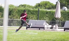 Con trai học tuyệt chiêu sút phạt của Ronaldo