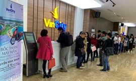 9h sáng tại Trung tâm giao dịch Bất động sản Times City, rất nhiều người đã có mặt bất chấp thời tiết lạnh giá để chờ đợi đặt mua căn hộ VinCity Ocean Park