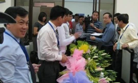 Ông Hoàng Hồng Giang (thứ nhất bên trái) làm thủ tục bốc thăm thứ tự thi vào sáng 18/10. Ảnh: Báo Giao thông. 