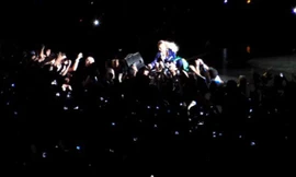 10 vụ sao ngoại bị tấn công ngay trên sân khấu gây phẫn nộ