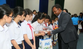 Công ty P&G trao học bổng mừng năm học mới