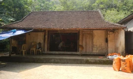 Ngôi nhà ngói và khoảng sân từng là nơi Công Phượng cùng anh trai đá bóng bằng những trái bòng hay giấy cuộn chặt. Ảnh: Nghệ Yên.