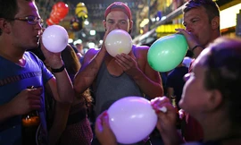 Bóng cười thường được giới trẻ sử dụng trong các quán bar, cafe vỉa hè. Ảnh: Cardiffstudent Media