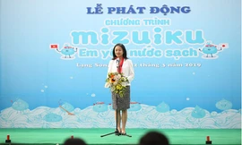 Bà Tomomi Fukumoto, Giám đốc điều hành, Bộ phận Phát triển Bền vững, Tập đoàn Suntory (Nhật Bản) phát biểu tại Lễ khởi động chương trình “Mizuiku – Em yêu nước sạch” năm 2019