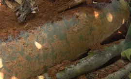 Quả bom còn nguyên màu sơn khi bị đào ra.