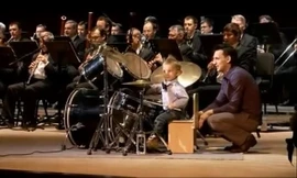 Cậu bé 3 tuổi chơi trống như một tay 'cự phách'