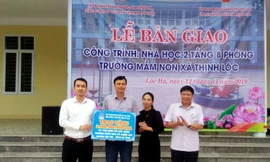 Đại diện PV GAS trao chứng nhận tài trợ 3 tỷ đồng xây dựng Trường Mầm non Thịnh Lộc