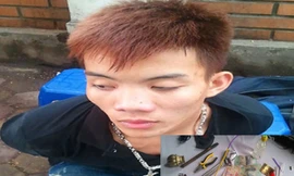 Đinh Văn Đức và tang vật thu giữ được tại nơi ở