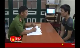 Chở bạn gái bị công an bắt, thanh niên rút súng hăm dọa