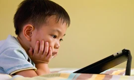 Nhiều bố mẹ lo lắng vì con xem điện thoại quá nhiều (Ảnh minh họa)