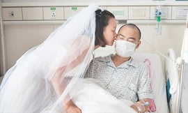  Xiang Hua cầu hôn bạn trai Li Zhen. Ảnh: CFP 